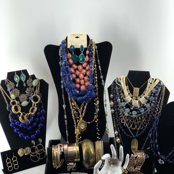 Huge Vintage To Now Jewelry Lot - Picture 7 of 8